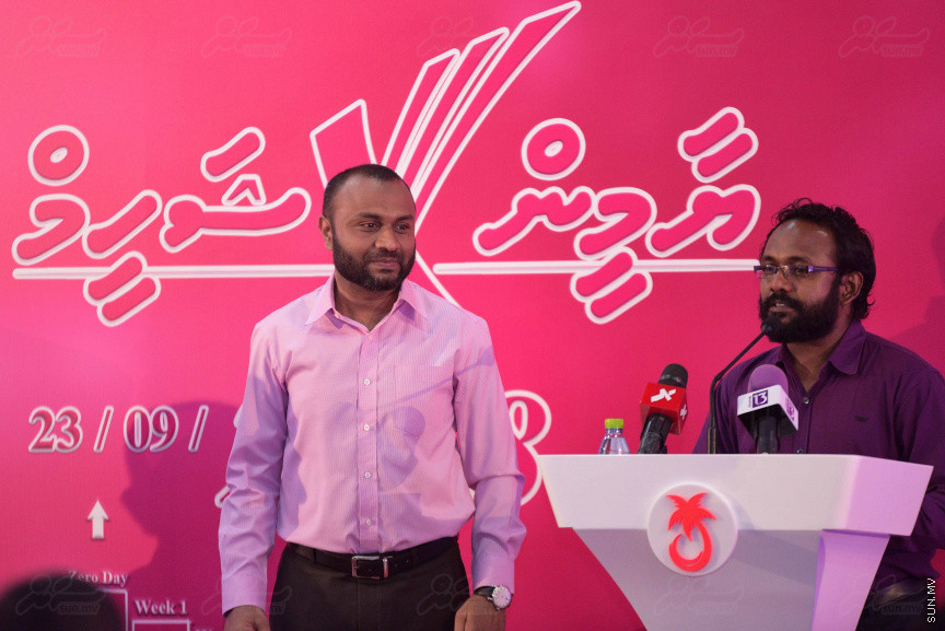 18 ޖުލައި 2018: ރައީސް ޔާމިންގެ ރަނިންމޭޓް ޑރ. މުހައްމަދު ޝަހީމް މާލޭގައި ދިރިއުޅޭ ހުވަދޫ އަތޮޅު ރައްޔިތުންނާ ބައްދަލު ކުރެއްވުމަށް  "ރުމާލު 2" ޖަގަހާގައި ބޭއްވި ހަފްލާގެ ތެރެއިން---ސަން ފޮޓޯ/ މުހައްމަދު އަފްރާހް