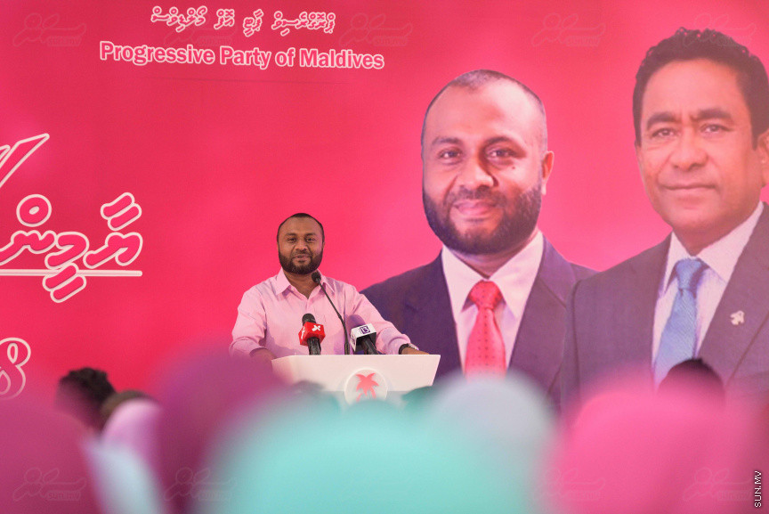 18 ޖުލައި 2018: ރައީސް ޔާމިންގެ ރަނިންމޭޓް ޑރ. މުހައްމަދު ޝަހީމް މާލޭގައި ދިރިއުޅޭ ހުވަދޫ އަތޮޅު ރައްޔިތުންނާ ބައްދަލު ކުރެއްވުމަށް  "ރުމާލު 2" ޖަގަހާގައި ބޭއްވި ހަފްލާގެ ތެރެއިން---ސަން ފޮޓޯ/ މުހައްމަދު އަފްރާހް