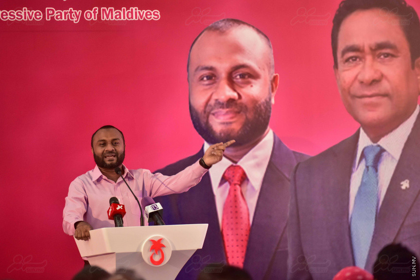 18 ޖުލައި 2018: ރައީސް ޔާމިންގެ ރަނިންމޭޓް ޑރ. މުހައްމަދު ޝަހީމް މާލޭގައި ދިރިއުޅޭ ހުވަދޫ އަތޮޅު ރައްޔިތުންނާ ބައްދަލު ކުރެއްވުމަށް  "ރުމާލު 2" ޖަގަހާގައި ބޭއްވި ހަފްލާގެ ތެރެއިން---ސަން ފޮޓޯ/ މުހައްމަދު އަފްރާހް