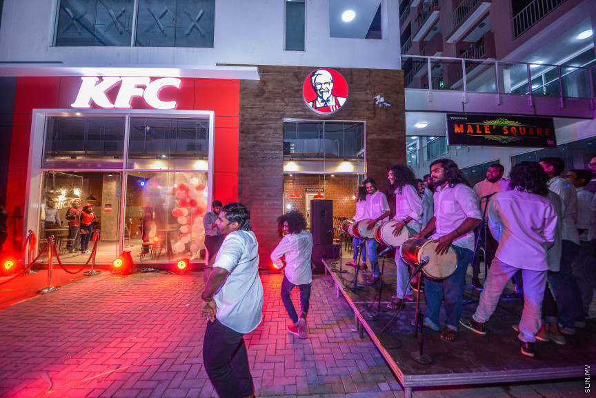 ޖުލައި 22، 2018: ރާއްޖޭގައި ފުރަތަމަ ފަހަރަށް ކޭއެފްސީގެ އައުޓްލެޓެއް ހުޅުވުން -- ސަން ފޮޓޯ/ ފަޔާޒު މޫސާ