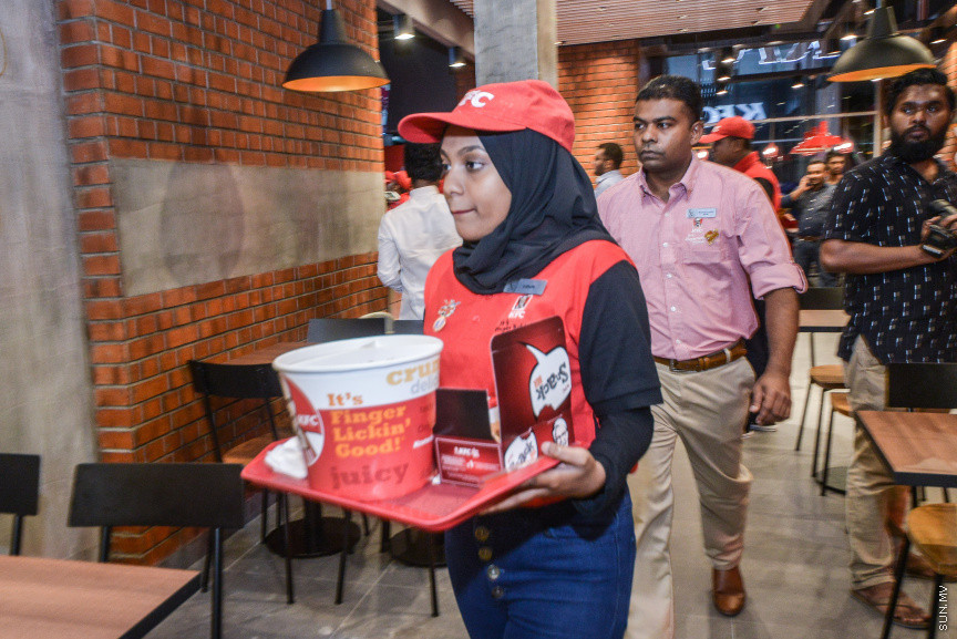 ޖުލައި 22، 2018: ރާއްޖޭގައި ފުރަތަމަ ފަހަރަށް ކޭއެފްސީގެ އައުޓްލެޓެއް ހުޅުވުން -- ސަން ފޮޓޯ/ ފަޔާޒު މޫސާ