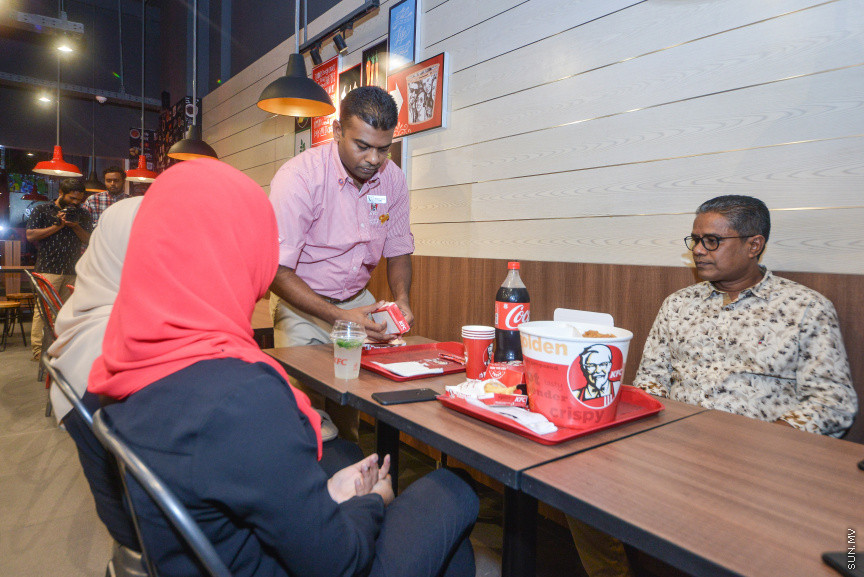 ޖުލައި 22، 2018: ރާއްޖޭގައި ފުރަތަމަ ފަހަރަށް ކޭއެފްސީގެ އައުޓްލެޓެއް ހުޅުވުން -- ސަން ފޮޓޯ/ ފަޔާޒު މޫސާ