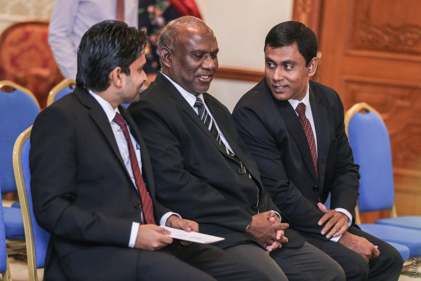 ޖުލައި 24، 2018: މުހައްމަދު ފައިސަލް އާއި ހުސައިން ޝަހީދު ހައި ކޯޓުގެ ފަނޑިޔާރު ކަމުގެ ހުވާކުރުމަށް ބޭއްވި ރަސްމިއްޔާތުގެ ތެރެއިން --- ސަން ފޮޓޯ/ ފަޔާޒު މޫސާ