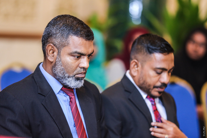 ޖުލައި 24، 2018: މުހައްމަދު ފައިސަލް އާއި ހުސައިން ޝަހީދު ހައި ކޯޓުގެ ފަނޑިޔާރު ކަމުގެ ހުވާކުރުމަށް ބޭއްވި ރަސްމިއްޔާތުގެ ތެރެއިން --- ސަން ފޮޓޯ/ ފަޔާޒު މޫސާ