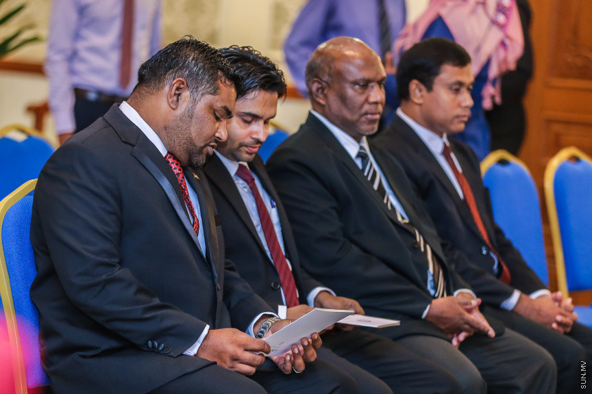 ޖުލައި 24، 2018: މުހައްމަދު ފައިސަލް އާއި ހުސައިން ޝަހީދު ހައި ކޯޓުގެ ފަނޑިޔާރު ކަމުގެ ހުވާކުރުމަށް ބޭއްވި ރަސްމިއްޔާތުގެ ތެރެއިން --- ސަން ފޮޓޯ/ ފަޔާޒު މޫސާ
