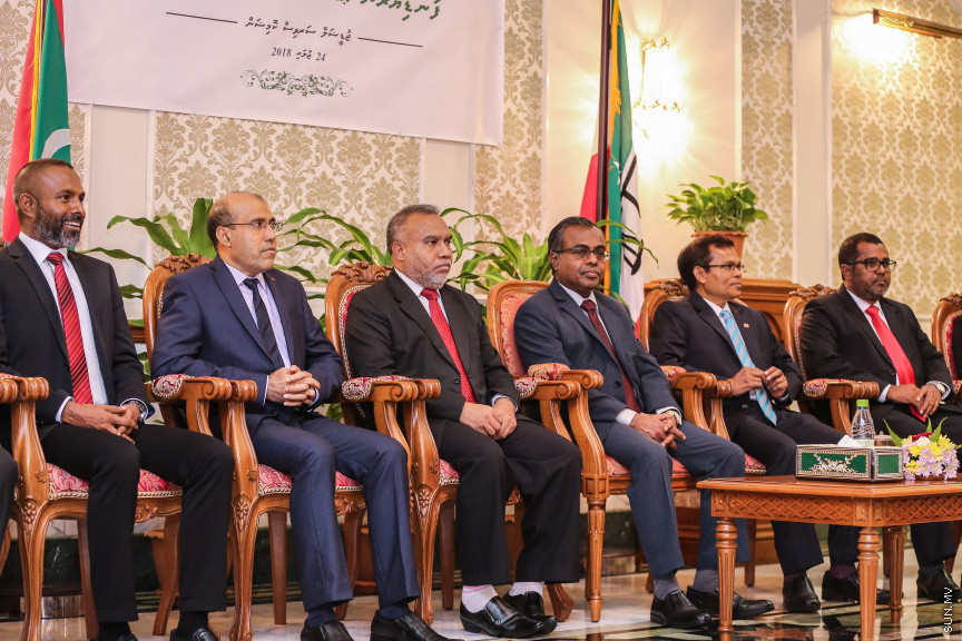 ޖުލައި 24، 2018: މުހައްމަދު ފައިސަލް އާއި ހުސައިން ޝަހީދު ހައި ކޯޓުގެ ފަނޑިޔާރު ކަމުގެ ހުވާކުރުމަށް ބޭއްވި ރަސްމިއްޔާތުގެ ތެރެއިން --- ސަން ފޮޓޯ/ ފަޔާޒު މޫސާ