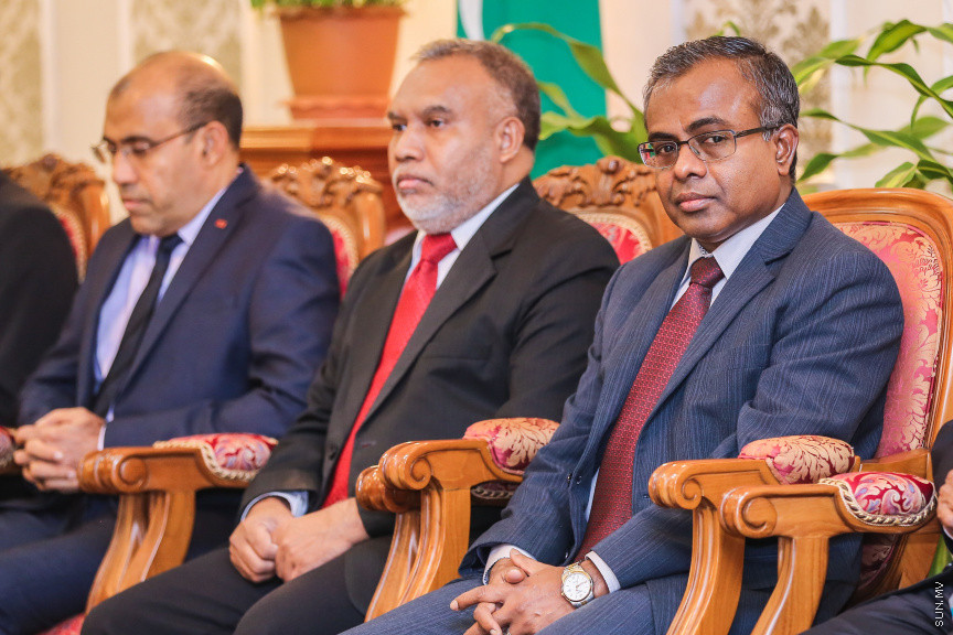 ޖުލައި 24، 2018: މުހައްމަދު ފައިސަލް އާއި ހުސައިން ޝަހީދު ހައި ކޯޓުގެ ފަނޑިޔާރު ކަމުގެ ހުވާކުރުމަށް ބޭއްވި ރަސްމިއްޔާތުގެ ތެރެއިން --- ސަން ފޮޓޯ/ ފަޔާޒު މޫސާ