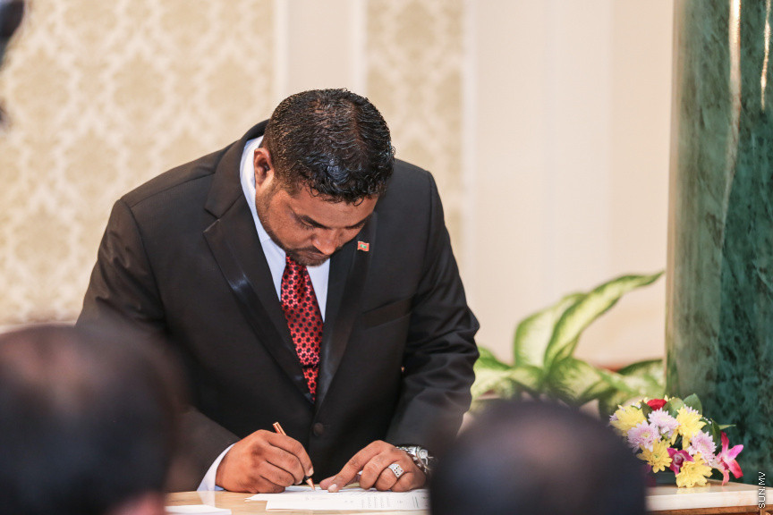 ޖުލައި 24، 2018: މުހައްމަދު ފައިސަލް އާއި ހުސައިން ޝަހީދު ހައި ކޯޓުގެ ފަނޑިޔާރު ކަމުގެ ހުވާކުރުމަށް ބޭއްވި ރަސްމިއްޔާތުގެ ތެރެއިން --- ސަން ފޮޓޯ/ ފަޔާޒު މޫސާ