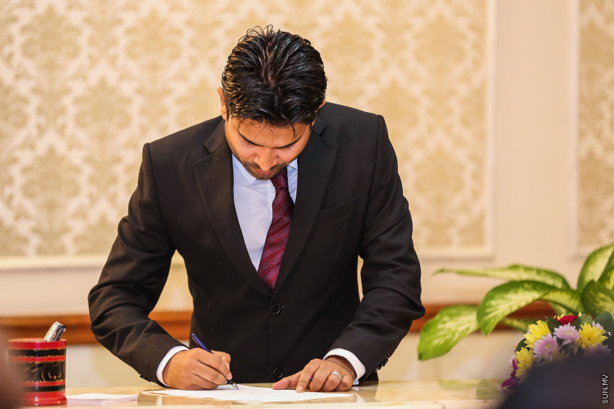ޖުލައި 24، 2018: މުހައްމަދު ފައިސަލް އާއި ހުސައިން ޝަހީދު ހައި ކޯޓުގެ ފަނޑިޔާރު ކަމުގެ ހުވާކުރުމަށް ބޭއްވި ރަސްމިއްޔާތުގެ ތެރެއިން --- ސަން ފޮޓޯ/ ފަޔާޒު މޫސާ