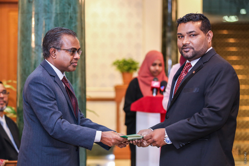 ޖުލައި 24، 2018: މުހައްމަދު ފައިސަލް އާއި ހުސައިން ޝަހީދު ހައި ކޯޓުގެ ފަނޑިޔާރު ކަމުގެ ހުވާކުރުމަށް ބޭއްވި ރަސްމިއްޔާތުގެ ތެރެއިން --- ސަން ފޮޓޯ/ ފަޔާޒު މޫސާ