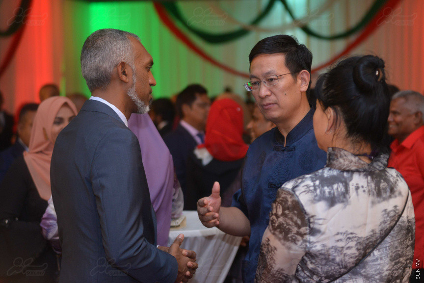 25 ޖުލައި 2018: ދިވެހި ރާއްޖޭގެ 53 ވަނަ މިނިވަންދުވަހުގެ ރަސްމީ ބައްދަލުވުމުގެ ތެރެއިން---ސަން ފޮޓޯ/ މުހައްމަދު އަފްރާހް