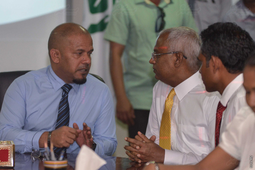 ޖުލައި 26، 2018: އިދިކޮޅު ރިޔާސީ ކެންޑިޑޭޓު އިބްރާހިމް މުހައްމަދު ސޯލިހު (އިބޫ) ގެ ކެންޑިޑެންސީ ފޯމު ހުށަހެޅުއްވުމަށް އިލެކްޝަންސް ކޮމިޝަނަށް ވަޑައިގެން ކޮމިޝަނުގެ ރައީސް އަހުމަދު ޝަރީފާ ފޯމު ހަވާލު ކުރެއްވުން --- ސަންފޮޓޯ/ މުހައްމަދު އަފްރާހް