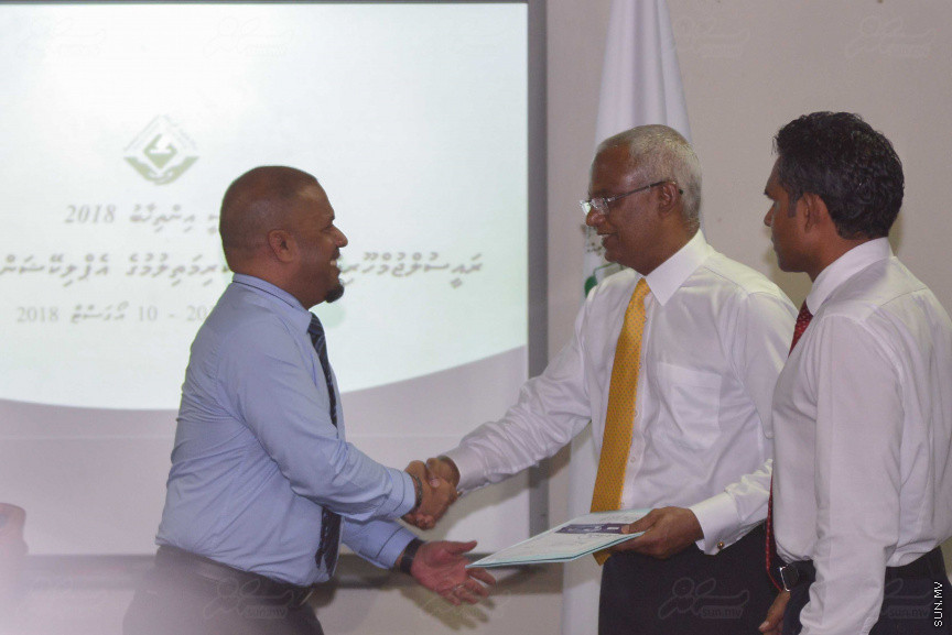 ޖުލައި 26، 2018: އިދިކޮޅު ރިޔާސީ ކެންޑިޑޭޓު އިބްރާހިމް މުހައްމަދު ސޯލިހު (އިބޫ) ގެ ކެންޑިޑެންސީ ފޯމު ހުށަހެޅުއްވުމަށް އިލެކްޝަންސް ކޮމިޝަނަށް ވަޑައިގެން ކޮމިޝަނުގެ ރައީސް އަހުމަދު ޝަރީފާ ފޯމު ހަވާލު ކުރެއްވުން --- ސަންފޮޓޯ/ މުހައްމަދު އަފްރާހް