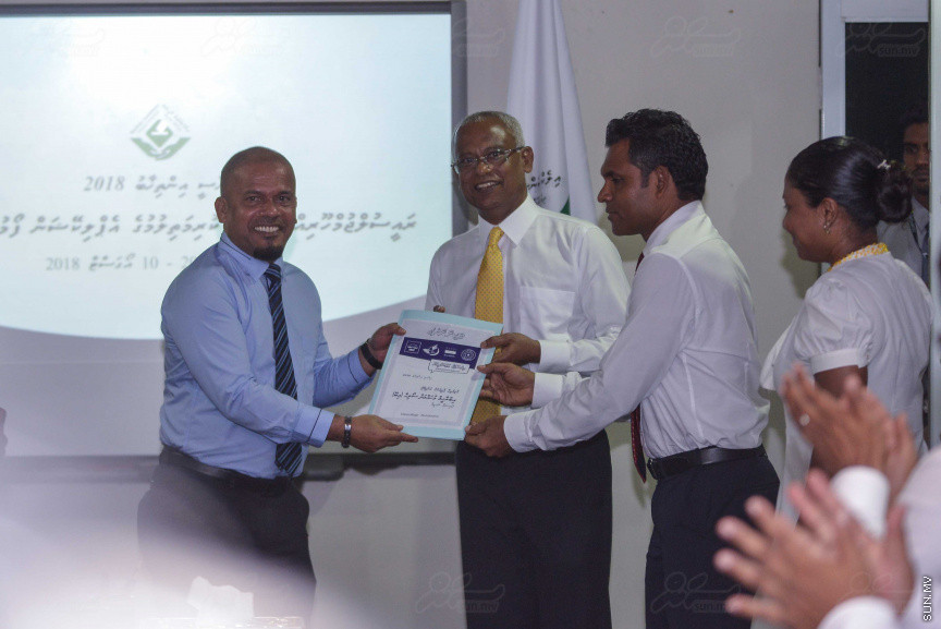 ޖުލައި 26، 2018: އިދިކޮޅު ރިޔާސީ ކެންޑިޑޭޓު އިބްރާހިމް މުހައްމަދު ސޯލިހު (އިބޫ) ގެ ކެންޑިޑެންސީ ފޯމު ހުށަހެޅުއްވުމަށް އިލެކްޝަންސް ކޮމިޝަނަށް ވަޑައިގެން ކޮމިޝަނުގެ ރައީސް އަހުމަދު ޝަރީފާ ފޯމު ހަވާލު ކުރެއްވުން --- ސަންފޮޓޯ/ މުހައްމަދު އަފްރާހް