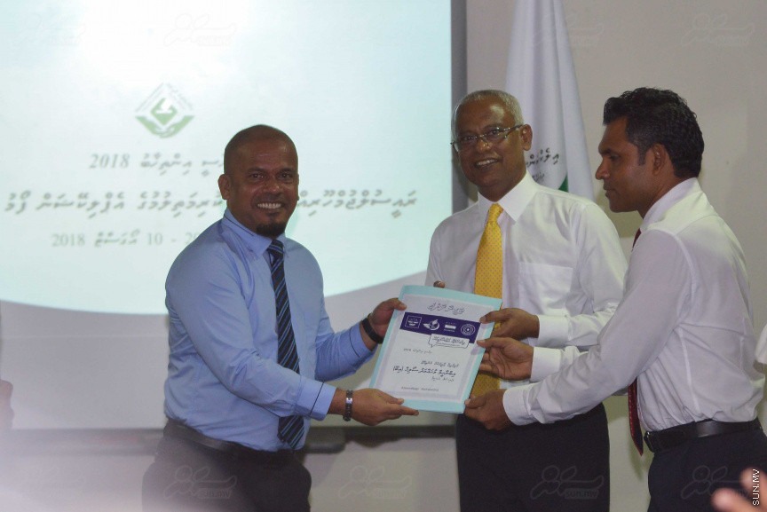 ޖުލައި 26، 2018: އިދިކޮޅު ރިޔާސީ ކެންޑިޑޭޓު އިބްރާހިމް މުހައްމަދު ސޯލިހު (އިބޫ) ގެ ކެންޑިޑެންސީ ފޯމު ހުށަހެޅުއްވުމަށް އިލެކްޝަންސް ކޮމިޝަނަށް ވަޑައިގެން ކޮމިޝަނުގެ ރައީސް އަހުމަދު ޝަރީފާ ފޯމު ހަވާލު ކުރެއްވުން --- ސަންފޮޓޯ/ މުހައްމަދު އަފްރާހް