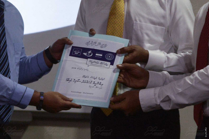 ޖުލައި 26، 2018: އިދިކޮޅު ރިޔާސީ ކެންޑިޑޭޓު އިބްރާހިމް މުހައްމަދު ސޯލިހު (އިބޫ) ގެ ކެންޑިޑެންސީ ފޯމު ހުށަހެޅުއްވުމަށް އިލެކްޝަންސް ކޮމިޝަނަށް ވަޑައިގެން ކޮމިޝަނުގެ ރައީސް އަހުމަދު ޝަރީފާ ފޯމު ހަވާލު ކުރެއްވުން --- ސަންފޮޓޯ/ މުހައްމަދު އަފްރާހް