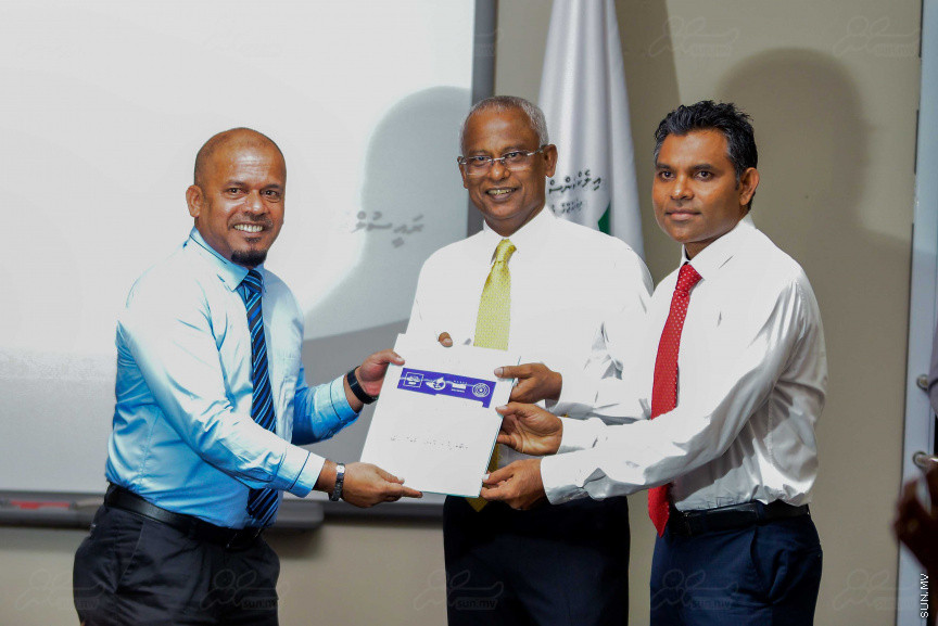 ޖުލައި 26، 2018: އިދިކޮޅު ރިޔާސީ ކެންޑިޑޭޓު އިބްރާހިމް މުހައްމަދު ސޯލިހު (އިބޫ) ގެ ކެންޑިޑެންސީ ފޯމު ހުށަހެޅުއްވުމަށް އިލެކްޝަންސް ކޮމިޝަނަށް ވަޑައިގެން ކޮމިޝަނުގެ ރައީސް އަހުމަދު ޝަރީފާ ފޯމު ހަވާލު ކުރެއްވުން --- ސަންފޮޓޯ/ މުހައްމަދު އަފްރާހް