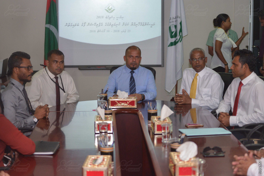 ޖުލައި 26، 2018: އިދިކޮޅު ރިޔާސީ ކެންޑިޑޭޓު އިބްރާހިމް މުހައްމަދު ސޯލިހު (އިބޫ) ގެ ކެންޑިޑެންސީ ފޯމު ހުށަހެޅުއްވުމަށް އިލެކްޝަންސް ކޮމިޝަނަށް ވަޑައިގެން ކޮމިޝަނުގެ ރައީސް އަހުމަދު ޝަރީފާ ފޯމު ހަވާލު ކުރެއްވުން --- ސަންފޮޓޯ/ މުހައްމަދު އަފްރާހް