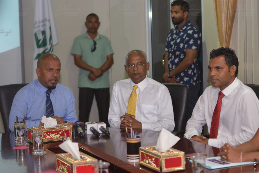 ޖުލައި 26، 2018: އިދިކޮޅު ރިޔާސީ ކެންޑިޑޭޓު އިބްރާހިމް މުހައްމަދު ސޯލިހު (އިބޫ) ގެ ކެންޑިޑެންސީ ފޯމު ހުށަހެޅުއްވުމަށް އިލެކްޝަންސް ކޮމިޝަނަށް ވަޑައިގެން ކޮމިޝަނުގެ ރައީސް އަހުމަދު ޝަރީފާ ފޯމު ހަވާލު ކުރެއްވުން --- ސަންފޮޓޯ/ މުހައްމަދު އަފްރާހް
