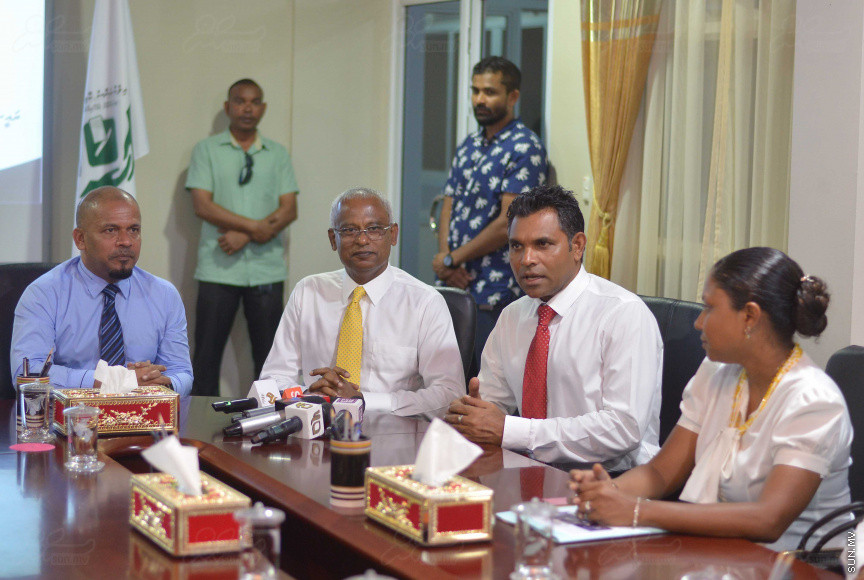 ޖުލައި 26، 2018: އިދިކޮޅު ރިޔާސީ ކެންޑިޑޭޓު އިބްރާހިމް މުހައްމަދު ސޯލިހު (އިބޫ) ގެ ކެންޑިޑެންސީ ފޯމު ހުށަހެޅުއްވުމަށް އިލެކްޝަންސް ކޮމިޝަނަށް ވަޑައިގެން ކޮމިޝަނުގެ ރައީސް އަހުމަދު ޝަރީފާ ފޯމު ހަވާލު ކުރެއްވުން --- ސަންފޮޓޯ/ މުހައްމަދު އަފްރާހް