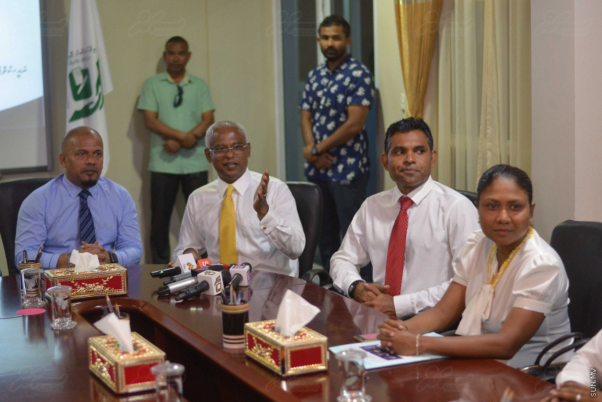 ޖުލައި 26، 2018: އިދިކޮޅު ރިޔާސީ ކެންޑިޑޭޓު އިބްރާހިމް މުހައްމަދު ސޯލިހު (އިބޫ) ގެ ކެންޑިޑެންސީ ފޯމު ހުށަހެޅުއްވުމަށް އިލެކްޝަންސް ކޮމިޝަނަށް ވަޑައިގެން ކޮމިޝަނުގެ ރައީސް އަހުމަދު ޝަރީފާ ފޯމު ހަވާލު ކުރެއްވުން --- ސަންފޮޓޯ/ މުހައްމަދު އަފްރާހް