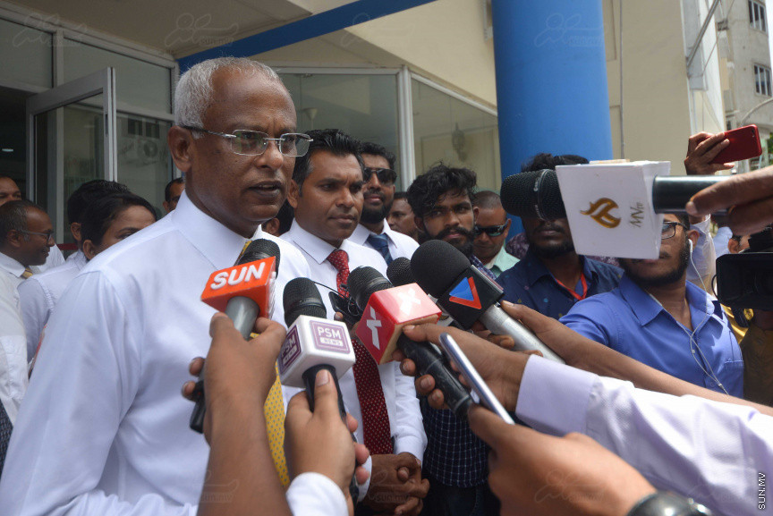 ޖުލައި 26، 2018: އިދިކޮޅު ރިޔާސީ ކެންޑިޑޭޓު އިބްރާހިމް މުހައްމަދު ސޯލިހު (އިބޫ) ގެ ކެންޑިޑެންސީ ފޯމު ހުށަހެޅުއްވުމަށް އިލެކްޝަންސް ކޮމިޝަނަށް ވަޑައިގެން ކޮމިޝަނުގެ ރައީސް އަހުމަދު ޝަރީފާ ފޯމު ހަވާލު ކުރެއްވުން --- ސަންފޮޓޯ/ މުހައްމަދު އަފްރާހް
