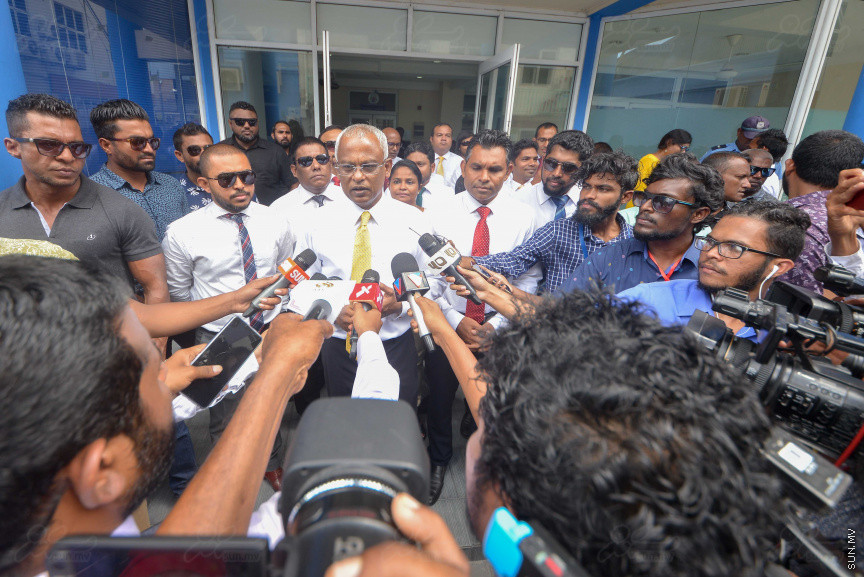 ޖުލައި 26، 2018: އިދިކޮޅު ރިޔާސީ ކެންޑިޑޭޓު އިބްރާހިމް މުހައްމަދު ސޯލިހު (އިބޫ) ގެ ކެންޑިޑެންސީ ފޯމު ހުށަހެޅުއްވުމަށް އިލެކްޝަންސް ކޮމިޝަނަށް ވަޑައިގެން ކޮމިޝަނުގެ ރައީސް އަހުމަދު ޝަރީފާ ފޯމު ހަވާލު ކުރެއްވުން --- ސަންފޮޓޯ/ މުހައްމަދު އަފްރާހް
