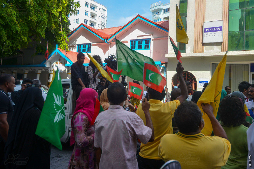 ޖުލައި 26، 2018: އިދިކޮޅު ރިޔާސީ ކެންޑިޑޭޓު އިބްރާހިމް މުހައްމަދު ސޯލިހު (އިބޫ) ގެ ކެންޑިޑެންސީ ފޯމު ހުށަހެޅުއްވުމަށް އިލެކްޝަންސް އަށް ވަޑައިގަންނަވަނީ: ގިނަ އަދަދެއްގެ ބަޔަކު އިބޫއާ އެކު އެމްޑީޕީ އޮފީހުން ފެށިގެން އިލެކްޝަންސް ކޮމިޝަނުގެ އިދާރާއަށް ގޮސްފައިވަނީ ބެރު ޖަހަމުން ހިނގާފައި  --- ސަންފޮޓޯ/ މުހައްމަދު އަފްރާހް