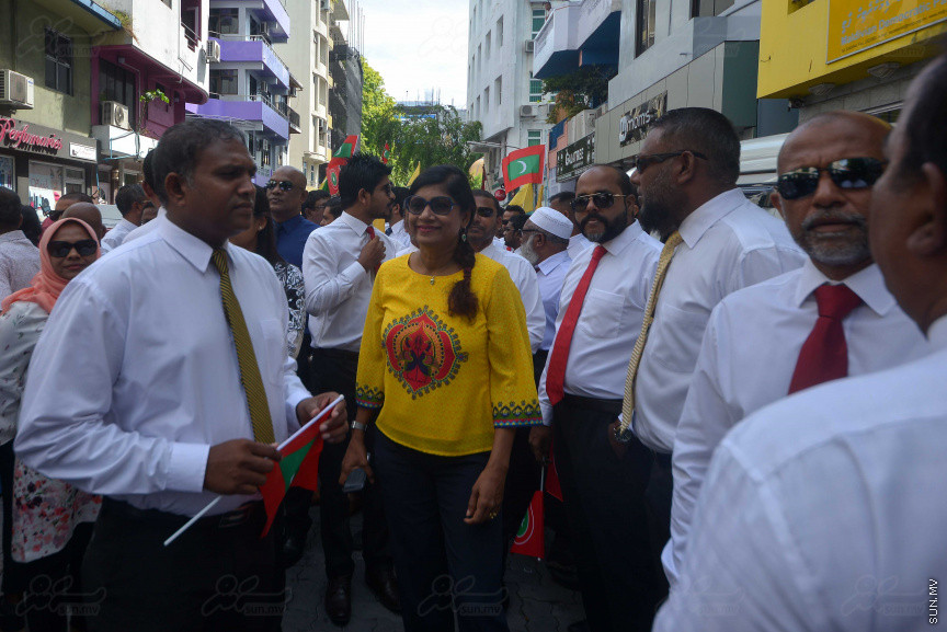 ޖުލައި 26، 2018: އިދިކޮޅު ރިޔާސީ ކެންޑިޑޭޓު އިބްރާހިމް މުހައްމަދު ސޯލިހު (އިބޫ) ގެ ކެންޑިޑެންސީ ފޯމު ހުށަހެޅުއްވުމަށް އިލެކްޝަންސް އަށް ވަޑައިގަންނަވަނީ: ގިނަ އަދަދެއްގެ ބަޔަކު އިބޫއާ އެކު އެމްޑީޕީ އޮފީހުން ފެށިގެން އިލެކްޝަންސް ކޮމިޝަނުގެ އިދާރާއަށް ގޮސްފައިވަނީ ބެރު ޖަހަމުން ހިނގާފައި  --- ސަންފޮޓޯ/ މުހައްމަދު އަފްރާހް