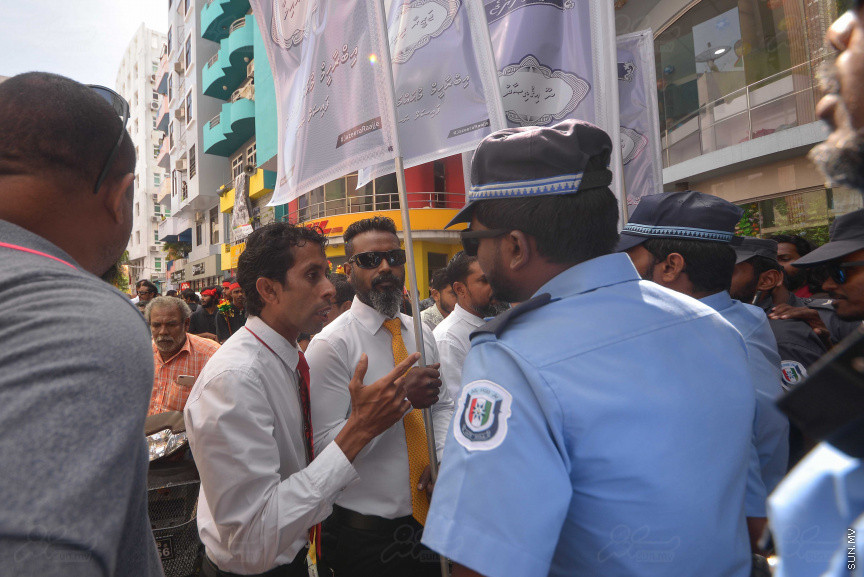 ޖުލައި 26، 2018: އިދިކޮޅު ރިޔާސީ ކެންޑިޑޭޓު އިބްރާހިމް މުހައްމަދު ސޯލިހު (އިބޫ) ގެ ކެންޑިޑެންސީ ފޯމު ހުށަހެޅުއްވުމަށް އިލެކްޝަންސް އަށް ވަޑައިގަންނަވަނީ: ގިނަ އަދަދެއްގެ ބަޔަކު އިބޫއާ އެކު އެމްޑީޕީ އޮފީހުން ފެށިގެން އިލެކްޝަންސް ކޮމިޝަނުގެ އިދާރާއަށް ގޮސްފައިވަނީ ބެރު ޖަހަމުން ހިނގާފައި  --- ސަންފޮޓޯ/ މުހައްމަދު އަފްރާހް