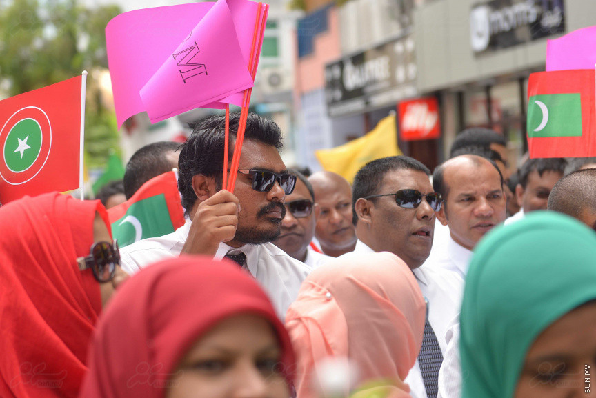 ޖުލައި 26، 2018: އިދިކޮޅު ރިޔާސީ ކެންޑިޑޭޓު އިބްރާހިމް މުހައްމަދު ސޯލިހު (އިބޫ) ގެ ކެންޑިޑެންސީ ފޯމު ހުށަހެޅުއްވުމަށް އިލެކްޝަންސް އަށް ވަޑައިގަންނަވަނީ: ގިނަ އަދަދެއްގެ ބަޔަކު އިބޫއާ އެކު އެމްޑީޕީ އޮފީހުން ފެށިގެން އިލެކްޝަންސް ކޮމިޝަނުގެ އިދާރާއަށް ގޮސްފައިވަނީ ބެރު ޖަހަމުން ހިނގާފައި  --- ސަންފޮޓޯ/ މުހައްމަދު އަފްރާހް
