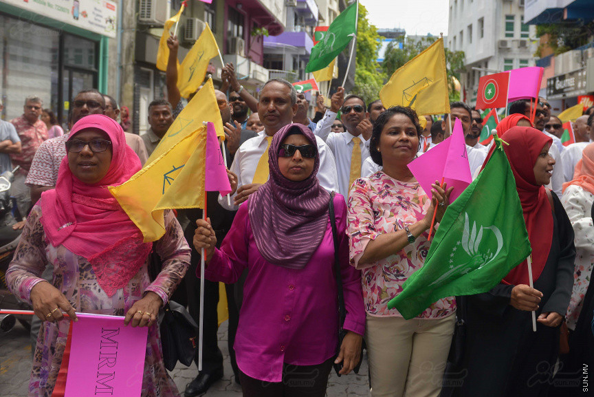 ޖުލައި 26، 2018: އިދިކޮޅު ރިޔާސީ ކެންޑިޑޭޓު އިބްރާހިމް މުހައްމަދު ސޯލިހު (އިބޫ) ގެ ކެންޑިޑެންސީ ފޯމު ހުށަހެޅުއްވުމަށް އިލެކްޝަންސް އަށް ވަޑައިގަންނަވަނީ: ގިނަ އަދަދެއްގެ ބަޔަކު އިބޫއާ އެކު އެމްޑީޕީ އޮފީހުން ފެށިގެން އިލެކްޝަންސް ކޮމިޝަނުގެ އިދާރާއަށް ގޮސްފައިވަނީ ބެރު ޖަހަމުން ހިނގާފައި  --- ސަންފޮޓޯ/ މުހައްމަދު އަފްރާހް
