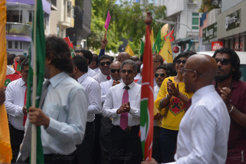 ޖުލައި 26، 2018: އިދިކޮޅު ރިޔާސީ ކެންޑިޑޭޓު އިބްރާހިމް މުހައްމަދު ސޯލިހު (އިބޫ) ގެ ކެންޑިޑެންސީ ފޯމު ހުށަހެޅުއްވުމަށް އިލެކްޝަންސް އަށް ވަޑައިގަންނަވަނީ: ގިނަ އަދަދެއްގެ ބަޔަކު އިބޫއާ އެކު އެމްޑީޕީ އޮފީހުން ފެށިގެން އިލެކްޝަންސް ކޮމިޝަނުގެ އިދާރާއަށް ގޮސްފައިވަނީ ބެރު ޖަހަމުން ހިނގާފައި  --- ސަންފޮޓޯ/ މުހައްމަދު އަފްރާހް