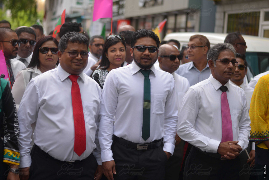 ޖުލައި 26، 2018: އިދިކޮޅު ރިޔާސީ ކެންޑިޑޭޓު އިބްރާހިމް މުހައްމަދު ސޯލިހު (އިބޫ) ގެ ކެންޑިޑެންސީ ފޯމު ހުށަހެޅުއްވުމަށް އިލެކްޝަންސް އަށް ވަޑައިގަންނަވަނީ: ގިނަ އަދަދެއްގެ ބަޔަކު އިބޫއާ އެކު އެމްޑީޕީ އޮފީހުން ފެށިގެން އިލެކްޝަންސް ކޮމިޝަނުގެ އިދާރާއަށް ގޮސްފައިވަނީ ބެރު ޖަހަމުން ހިނގާފައި  --- ސަންފޮޓޯ/ މުހައްމަދު އަފްރާހް