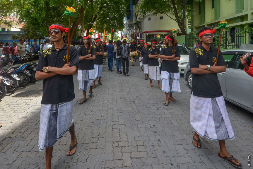 ޖުލައި 26، 2018: އިދިކޮޅު ރިޔާސީ ކެންޑިޑޭޓު އިބްރާހިމް މުހައްމަދު ސޯލިހު (އިބޫ) ގެ ކެންޑިޑެންސީ ފޯމު ހުށަހެޅުއްވުމަށް އިލެކްޝަންސް އަށް ވަޑައިގަންނަވަނީ: ގިނަ އަދަދެއްގެ ބަޔަކު އިބޫއާ އެކު އެމްޑީޕީ އޮފީހުން ފެށިގެން އިލެކްޝަންސް ކޮމިޝަނުގެ އިދާރާއަށް ގޮސްފައިވަނީ ބެރު ޖަހަމުން ހިނގާފައި  --- ސަންފޮޓޯ/ މުހައްމަދު އަފްރާހް