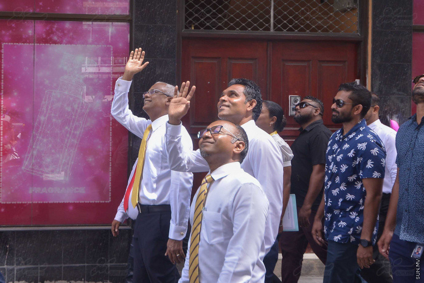 ޖުލައި 26، 2018: އިދިކޮޅު ރިޔާސީ ކެންޑިޑޭޓު އިބްރާހިމް މުހައްމަދު ސޯލިހު (އިބޫ) ގެ ކެންޑިޑެންސީ ފޯމު ހުށަހެޅުއްވުމަށް އިލެކްޝަންސް އަށް ވަޑައިގަންނަވަނީ: ގިނަ އަދަދެއްގެ ބަޔަކު އިބޫއާ އެކު އެމްޑީޕީ އޮފީހުން ފެށިގެން އިލެކްޝަންސް ކޮމިޝަނުގެ އިދާރާއަށް ގޮސްފައިވަނީ ބެރު ޖަހަމުން ހިނގާފައި  --- ސަންފޮޓޯ/ މުހައްމަދު އަފްރާހް