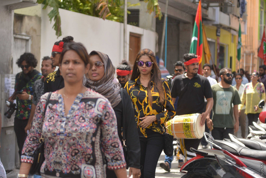 ޖުލައި 26، 2018: އިދިކޮޅު ރިޔާސީ ކެންޑިޑޭޓު އިބްރާހިމް މުހައްމަދު ސޯލިހު (އިބޫ) ގެ ކެންޑިޑެންސީ ފޯމު ހުށަހެޅުއްވުމަށް އިލެކްޝަންސް އަށް ވަޑައިގަންނަވަނީ: ގިނަ އަދަދެއްގެ ބަޔަކު އިބޫއާ އެކު އެމްޑީޕީ އޮފީހުން ފެށިގެން އިލެކްޝަންސް ކޮމިޝަނުގެ އިދާރާއަށް ގޮސްފައިވަނީ ބެރު ޖަހަމުން ހިނގާފައި  --- ސަންފޮޓޯ/ މުހައްމަދު އަފްރާހް