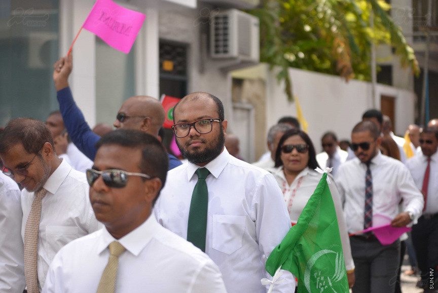 ޖުލައި 26، 2018: އިދިކޮޅު ރިޔާސީ ކެންޑިޑޭޓު އިބްރާހިމް މުހައްމަދު ސޯލިހު (އިބޫ) ގެ ކެންޑިޑެންސީ ފޯމު ހުށަހެޅުއްވުމަށް އިލެކްޝަންސް އަށް ވަޑައިގަންނަވަނީ: ގިނަ އަދަދެއްގެ ބަޔަކު އިބޫއާ އެކު އެމްޑީޕީ އޮފީހުން ފެށިގެން އިލެކްޝަންސް ކޮމިޝަނުގެ އިދާރާއަށް ގޮސްފައިވަނީ ބެރު ޖަހަމުން ހިނގާފައި  --- ސަންފޮޓޯ/ މުހައްމަދު އަފްރާހް