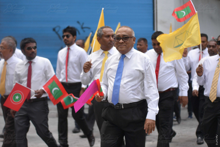 ޖުލައި 26، 2018: އިދިކޮޅު ރިޔާސީ ކެންޑިޑޭޓު އިބްރާހިމް މުހައްމަދު ސޯލިހު (އިބޫ) ގެ ކެންޑިޑެންސީ ފޯމު ހުށަހެޅުއްވުމަށް އިލެކްޝަންސް އަށް ވަޑައިގަންނަވަނީ: ގިނަ އަދަދެއްގެ ބަޔަކު އިބޫއާ އެކު އެމްޑީޕީ އޮފީހުން ފެށިގެން އިލެކްޝަންސް ކޮމިޝަނުގެ އިދާރާއަށް ގޮސްފައިވަނީ ބެރު ޖަހަމުން ހިނގާފައި  --- ސަންފޮޓޯ/ މުހައްމަދު އަފްރާހް