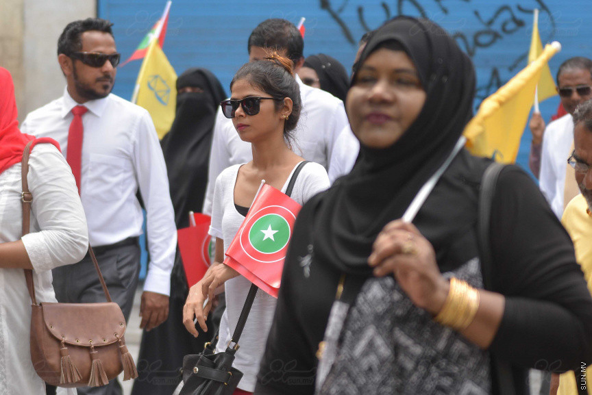 ޖުލައި 26، 2018: އިދިކޮޅު ރިޔާސީ ކެންޑިޑޭޓު އިބްރާހިމް މުހައްމަދު ސޯލިހު (އިބޫ) ގެ ކެންޑިޑެންސީ ފޯމު ހުށަހެޅުއްވުމަށް އިލެކްޝަންސް އަށް ވަޑައިގަންނަވަނީ: ގިނަ އަދަދެއްގެ ބަޔަކު އިބޫއާ އެކު އެމްޑީޕީ އޮފީހުން ފެށިގެން އިލެކްޝަންސް ކޮމިޝަނުގެ އިދާރާއަށް ގޮސްފައިވަނީ ބެރު ޖަހަމުން ހިނގާފައި  --- ސަންފޮޓޯ/ މުހައްމަދު އަފްރާހް