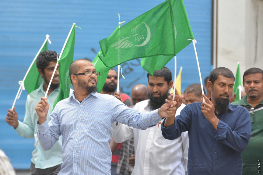 ޖުލައި 26، 2018: އިދިކޮޅު ރިޔާސީ ކެންޑިޑޭޓު އިބްރާހިމް މުހައްމަދު ސޯލިހު (އިބޫ) ގެ ކެންޑިޑެންސީ ފޯމު ހުށަހެޅުއްވުމަށް އިލެކްޝަންސް އަށް ވަޑައިގަންނަވަނީ: ގިނަ އަދަދެއްގެ ބަޔަކު އިބޫއާ އެކު އެމްޑީޕީ އޮފީހުން ފެށިގެން އިލެކްޝަންސް ކޮމިޝަނުގެ އިދާރާއަށް ގޮސްފައިވަނީ ބެރު ޖަހަމުން ހިނގާފައި  --- ސަންފޮޓޯ/ މުހައްމަދު އަފްރާހް