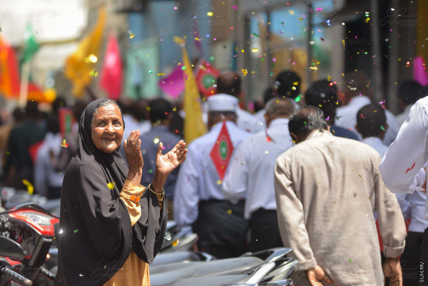 ޖުލައި 26، 2018: އިދިކޮޅު ރިޔާސީ ކެންޑިޑޭޓު އިބްރާހިމް މުހައްމަދު ސޯލިހު (އިބޫ) ގެ ކެންޑިޑެންސީ ފޯމު ހުށަހެޅުއްވުމަށް އިލެކްޝަންސް އަށް ވަޑައިގަންނަވަނީ: ގިނަ އަދަދެއްގެ ބަޔަކު އިބޫއާ އެކު އެމްޑީޕީ އޮފީހުން ފެށިގެން އިލެކްޝަންސް ކޮމިޝަނުގެ އިދާރާއަށް ގޮސްފައިވަނީ ބެރު ޖަހަމުން ހިނގާފައި  --- ސަންފޮޓޯ/ މުހައްމަދު އަފްރާހް