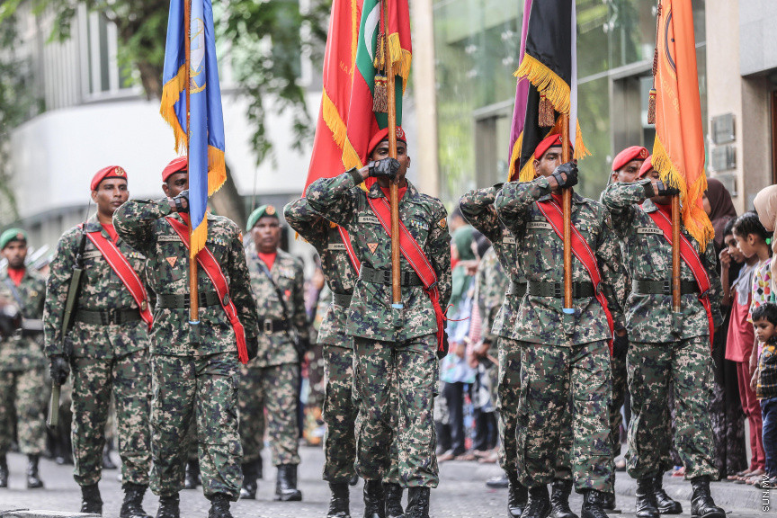 ޖުލައި 29، 2018: މިނިވަން ދުވަހުގެ މުނާސަބަތުގައި އެމްއެންޑީއެފް އާއި ސްކޫލުތަށް ގުޅިގެން މާލޭގައި ބޭއްވި ޕެރޭޑުގެ ތެރެއިން -- ސަން ފޮޓޯ/ ފަޔާޒު މޫސާ