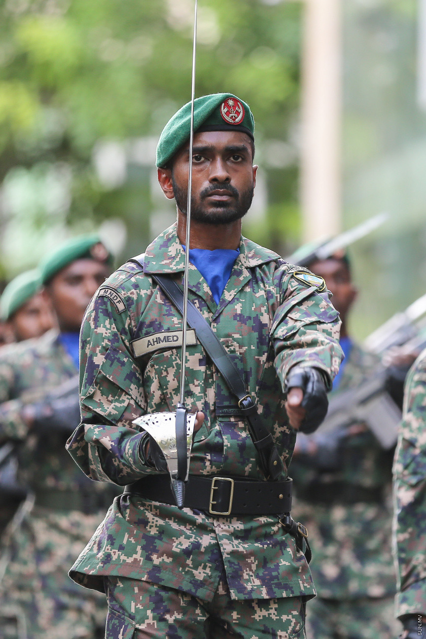 ޖުލައި 29، 2018: މިނިވަން ދުވަހުގެ މުނާސަބަތުގައި އެމްއެންޑީއެފް އާއި ސްކޫލުތަށް ގުޅިގެން މާލޭގައި ބޭއްވި ޕެރޭޑުގެ ތެރެއިން -- ސަން ފޮޓޯ/ ފަޔާޒު މޫސާ
