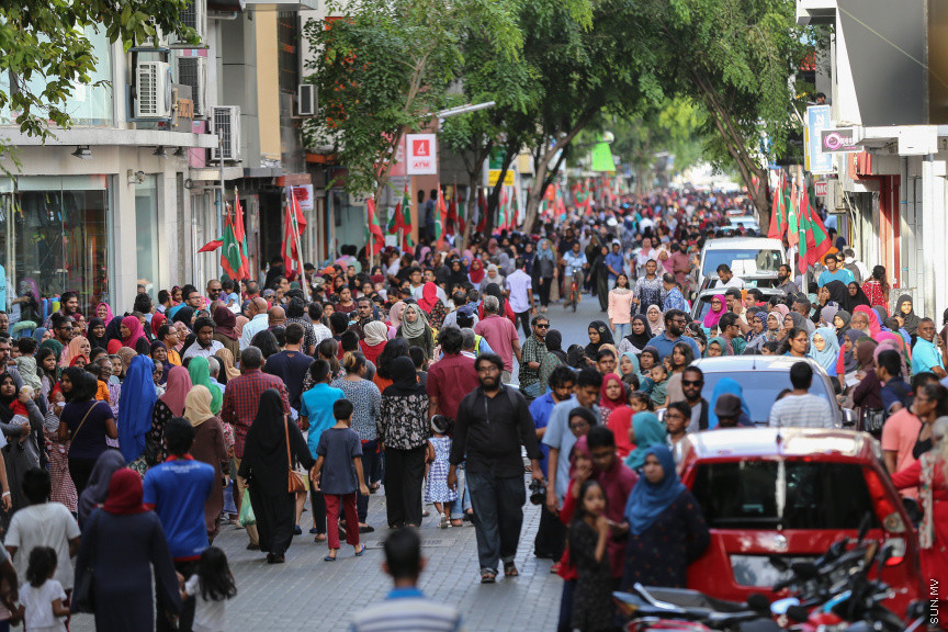 ޖުލައި 29، 2018: މިނިވަން ދުވަހުގެ މުނާސަބަތުގައި އެމްއެންޑީއެފް އާއި ސްކޫލުތަށް ގުޅިގެން މާލޭގައި ބޭއްވި ޕެރޭޑުގެ ތެރެއިން -- ސަން ފޮޓޯ/ ފަޔާޒު މޫސާ