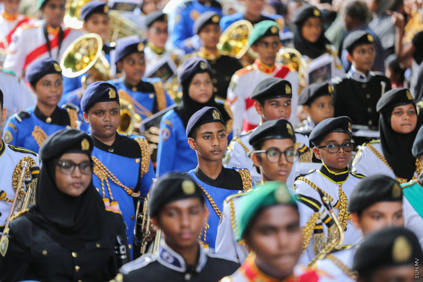 ޖުލައި 29، 2018: މިނިވަން ދުވަހުގެ މުނާސަބަތުގައި އެމްއެންޑީއެފް އާއި ސްކޫލުތަށް ގުޅިގެން މާލޭގައި ބޭއްވި ޕެރޭޑުގެ ތެރެއިން -- ސަން ފޮޓޯ/ ފަޔާޒު މޫސާ
