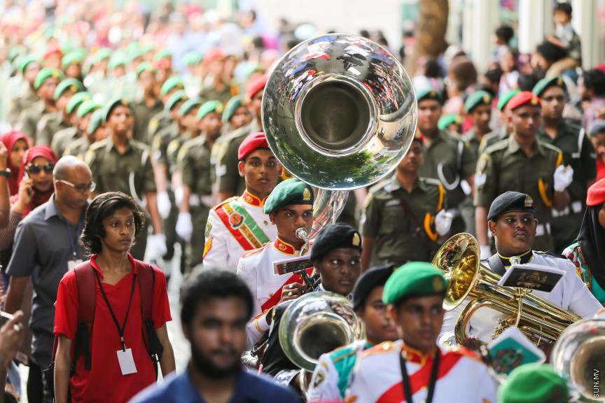ޖުލައި 29، 2018: މިނިވަން ދުވަހުގެ މުނާސަބަތުގައި އެމްއެންޑީއެފް އާއި ސްކޫލުތަށް ގުޅިގެން މާލޭގައި ބޭއްވި ޕެރޭޑުގެ ތެރެއިން -- ސަން ފޮޓޯ/ ފަޔާޒު މޫސާ