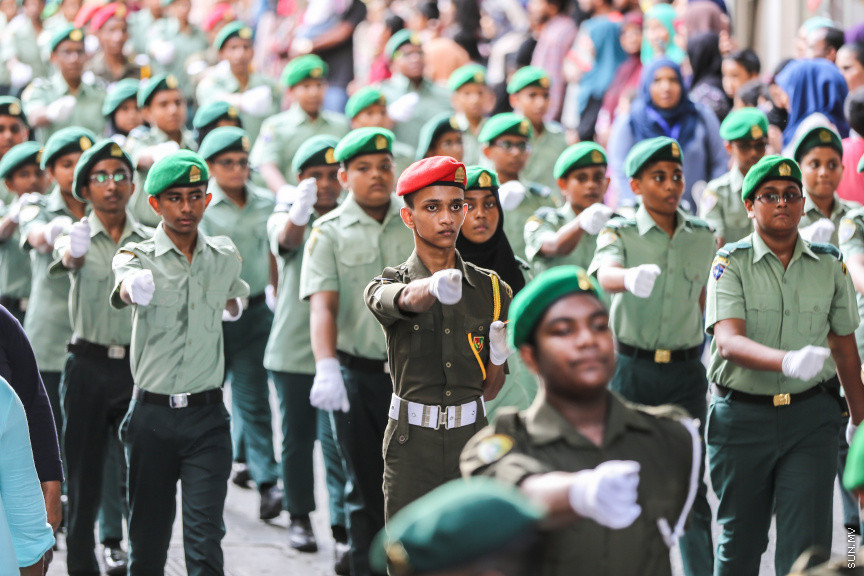ޖުލައި 29، 2018: މިނިވަން ދުވަހުގެ މުނާސަބަތުގައި އެމްއެންޑީއެފް އާއި ސްކޫލުތަށް ގުޅިގެން މާލޭގައި ބޭއްވި ޕެރޭޑުގެ ތެރެއިން -- ސަން ފޮޓޯ/ ފަޔާޒު މޫސާ