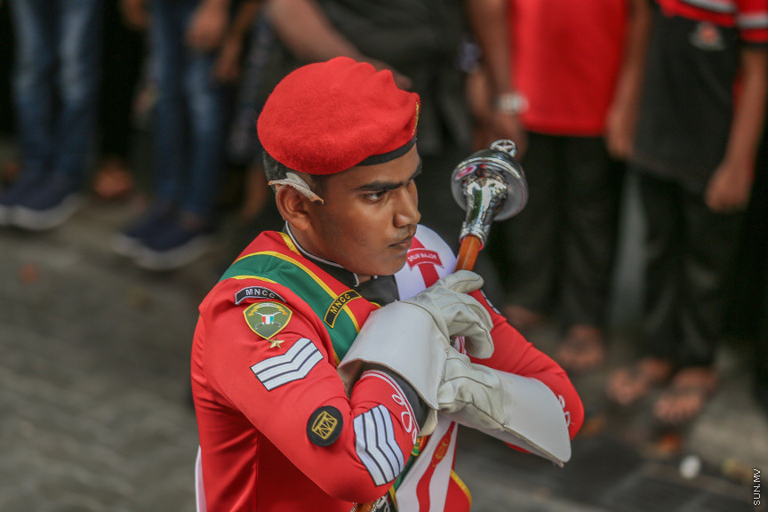 ޖުލައި 29، 2018: މިނިވަން ދުވަހުގެ މުނާސަބަތުގައި އެމްއެންޑީއެފް އާއި ސްކޫލުތަށް ގުޅިގެން މާލޭގައި ބޭއްވި ޕެރޭޑުގެ ތެރެއިން -- ސަން ފޮޓޯ/ ފަޔާޒު މޫސާ