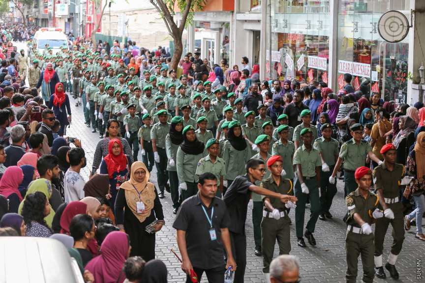 ޖުލައި 29، 2018: މިނިވަން ދުވަހުގެ މުނާސަބަތުގައި އެމްއެންޑީއެފް އާއި ސްކޫލުތަށް ގުޅިގެން މާލޭގައި ބޭއްވި ޕެރޭޑުގެ ތެރެއިން -- ސަން ފޮޓޯ/ ފަޔާޒު މޫސާ